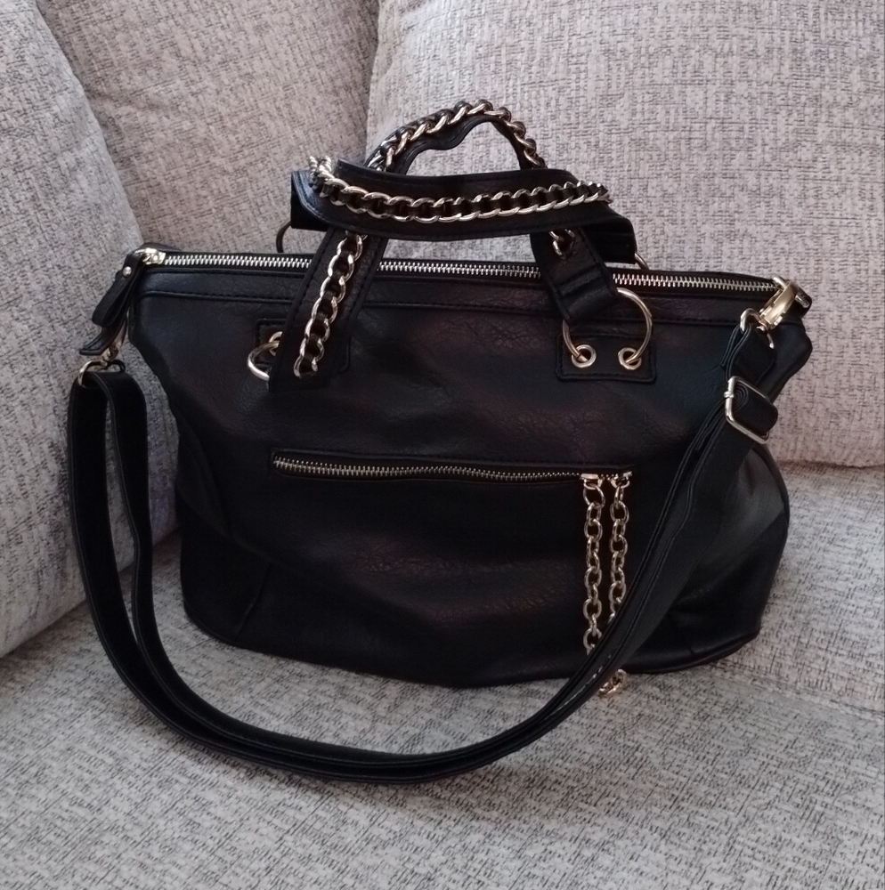 Elegant Black Shoulder Bag with Chain Detail